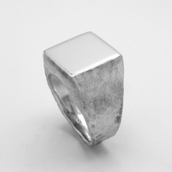 Anello Chevalier Quadrato Massiccio